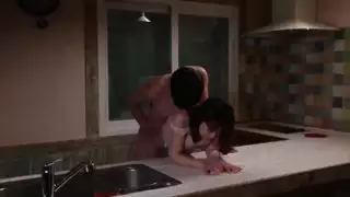 روسيات ذات أثداء كبيرة تمارس الجنس مع غرباء في دورة مياه النادي