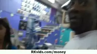 شاب صغير يُهيمن عليه في السرير
