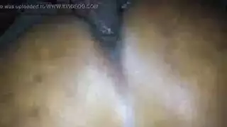 تخلع الكعوب، تنزل على ركبتيها، وتتعرض للجماع على وجهها