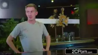 اقتحام منزل صريح: زوجة الصديق تُنتهك من قبل ضيف غير مرغوب فيه