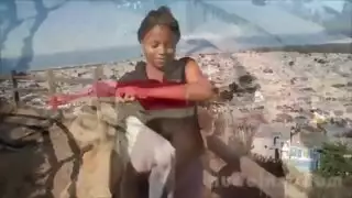 وجه جميل يئن بينما تمارس الجنس مع نفسها بلعبة وهي باللون الوردي