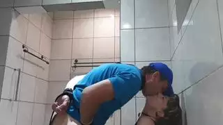 مرحاض عام إكس إكس إكس: مشهد جنسي صريح لامرأة ناضجة