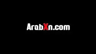 فتاة مراهقة تأخذ قضيبًا كبيرًا في المسبح