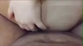 يتم تدليك صدرها قبل حفر كسها المنهمر