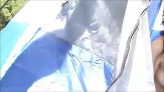 فتاة طويلة وصديقتها في حفلة جنس جامحة في العراء
