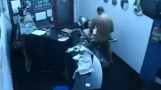 ام وهي تنضف