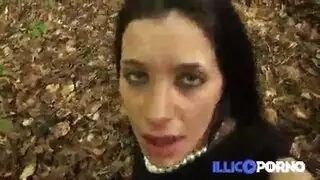 فتاتان يمارسن الشذوذ الجنسي في المطعم