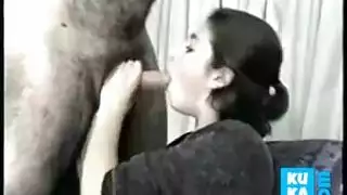 سمراء رشيقه شعر مجعد تمص زبر عشيقها على السرير وتنتاك بقوة منه