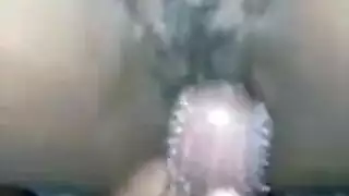 جنس جماعي بين الأعراق: إلهة سوداء تهيمن على ثلاثة رجال في فانتازيا إباحية
