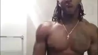وسيم ، أصلع ، رجل أسود يمارس الجنس مع الكلبة الساخنة على المسرح ، في مكتبها