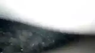 زوجات وقحات يثملن ويعبدن القضبان الكبيرة