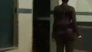 جميلتان محمرتان تعبدان قضيبًا ضخمًا بأفواههما