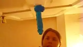 فتاة هواة تلهب حوض الاستحمام بدسار زجاجي واستمناء حار