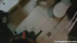 جنس فموي في مرحاض عام مراهقة تأخذ الحمولة في حلقها