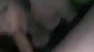 صديقة غريب يعطي الرأس في مكان عام
