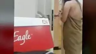 مراهق يمارس الجنس بقوة مع فتاة عارية في السرير