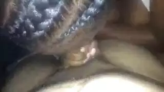 شاب مثار يرتدي قميصاً مطبوعاً يخرج عضوه