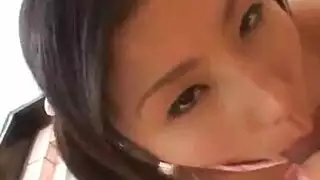 بنت مع بنت في المكتبة