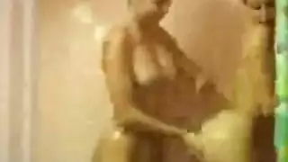 شقيقتان توأم سمراوتان تمارسان الجنس في ثنائي بري
