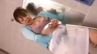 فيلم إباحي: ربة منزل يابانية وعدة شبان وسيمين في علاقة جماعية