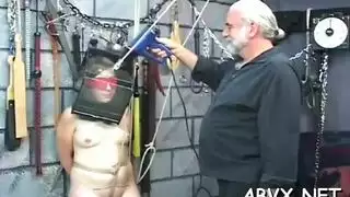 تحب ان تجلس على ساق عمها