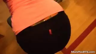 ناضجة تمص بعمق في الكاريوكي وتدلك بقوة في فيلم إباحي