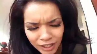 سمراء نحيلة داكنة الشعر ترتدي نظارات جنس عنيف والكعب عالي