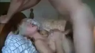 يديها على قضيبي بالكامل بورن طبي معصوب العينين في الجزيرة