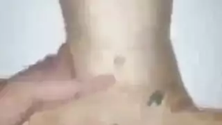 صغيرة وجائعة: هذه المراهقة لا تشبع من القضيب في حلقها