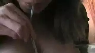 متسطحا على بطنها