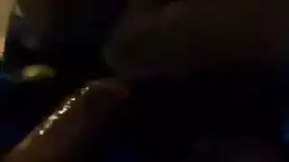 ربة منزل ممتلئة الصدر تنزل لعمل بورن قذر في المنزل