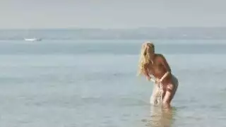 الجينز المسطحة والكعب العالي في اليوم