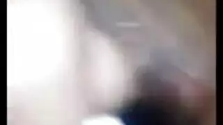 بعد مداعبة الحلمات، يدخل حبيبها بعمق في مهبلها