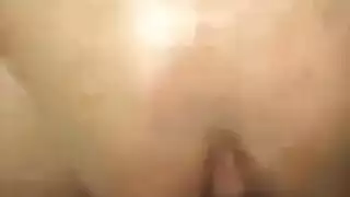 مراهقة خائنة تتمدد مؤخرتها من قبل صديق حبيبها