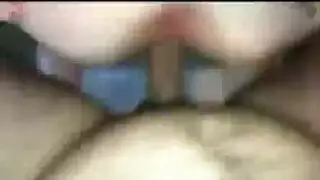 جميلة ممتلئة تلعب بفرجها المشعر بينما يستمني رفيقها على قضيبه