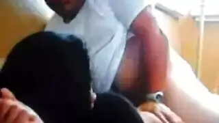 زوجة مجعدة الشعر تُحشى بقضيبين كبيرين