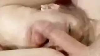 شقراء كتكوت يتم إصبع فرجها المشعر بقوة