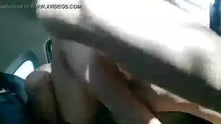 وسيم عامل الحقل يتحمل ضخ عنيف من الخلف