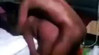 صديقة مراهقة تخدم صديقتها بلعق ماهر