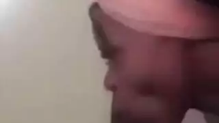 يوم كسل يتحول لإباحي: فتاة سمراء تمارس الجنس مع فحل أسود