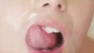 أحمر الشعر أريانا ماري يحصل على نفسها على الشاطئ