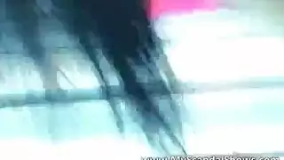 سمراء مثيرة ترتدي ثونغ الدانتيل والجوارب وتتوسل للقضيب