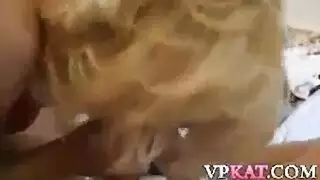 ممثلة مثيرة تدعو ممثل أفلامها الإباحية وصديقها لفريق مزدوج
