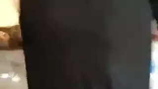 محجبة مثارة تكشف فرجها الحليق وتتوسل للقضيب