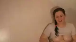 شرج على أرضية البلاط: أخذ عميق في الحمام