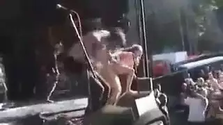 شقراء مرتدية جوارب شبكية تحصل على شرج عميق من عشيق قاس