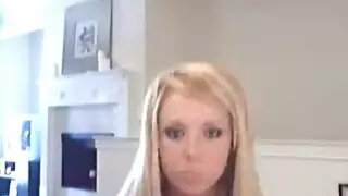 أثداء كاتي المبللة ومص الحلمات في حوض بورن