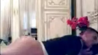 ينيك صديقة على سرير