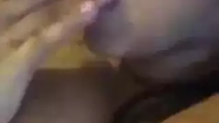 فتاة كبيرة الثديين يحصل ثقبها المبلل على تمدد بقضيب سميك