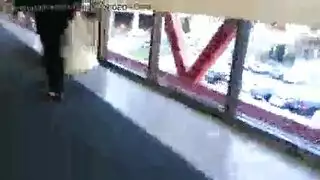 شابة بالكاد قانونية تظهر ثونغها في مشهد جنس جماعي إباحي